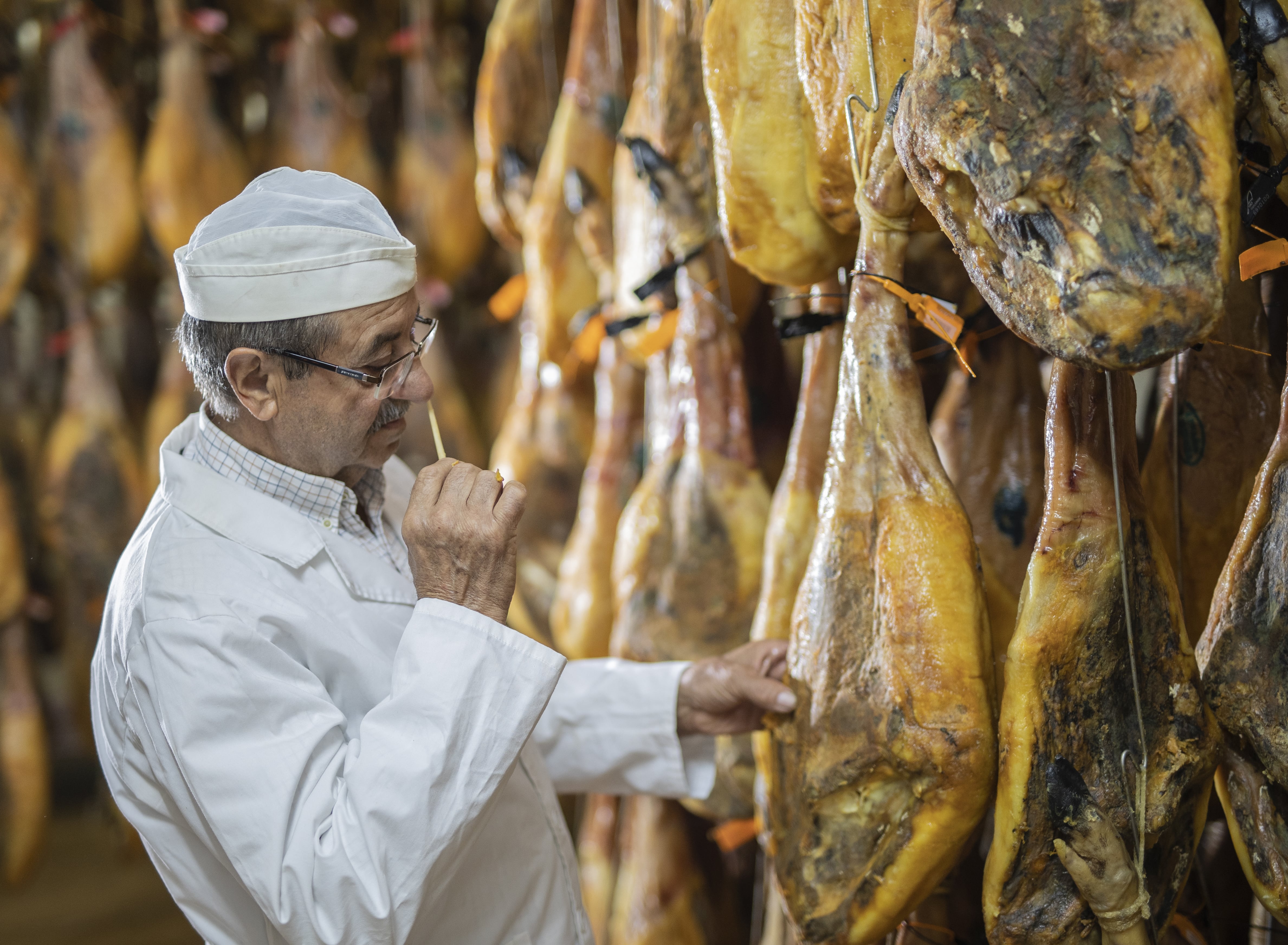 Detenido en Valladolid un varón que se daba a la fuga con un jamón robado, recuperado por dos jóvenes