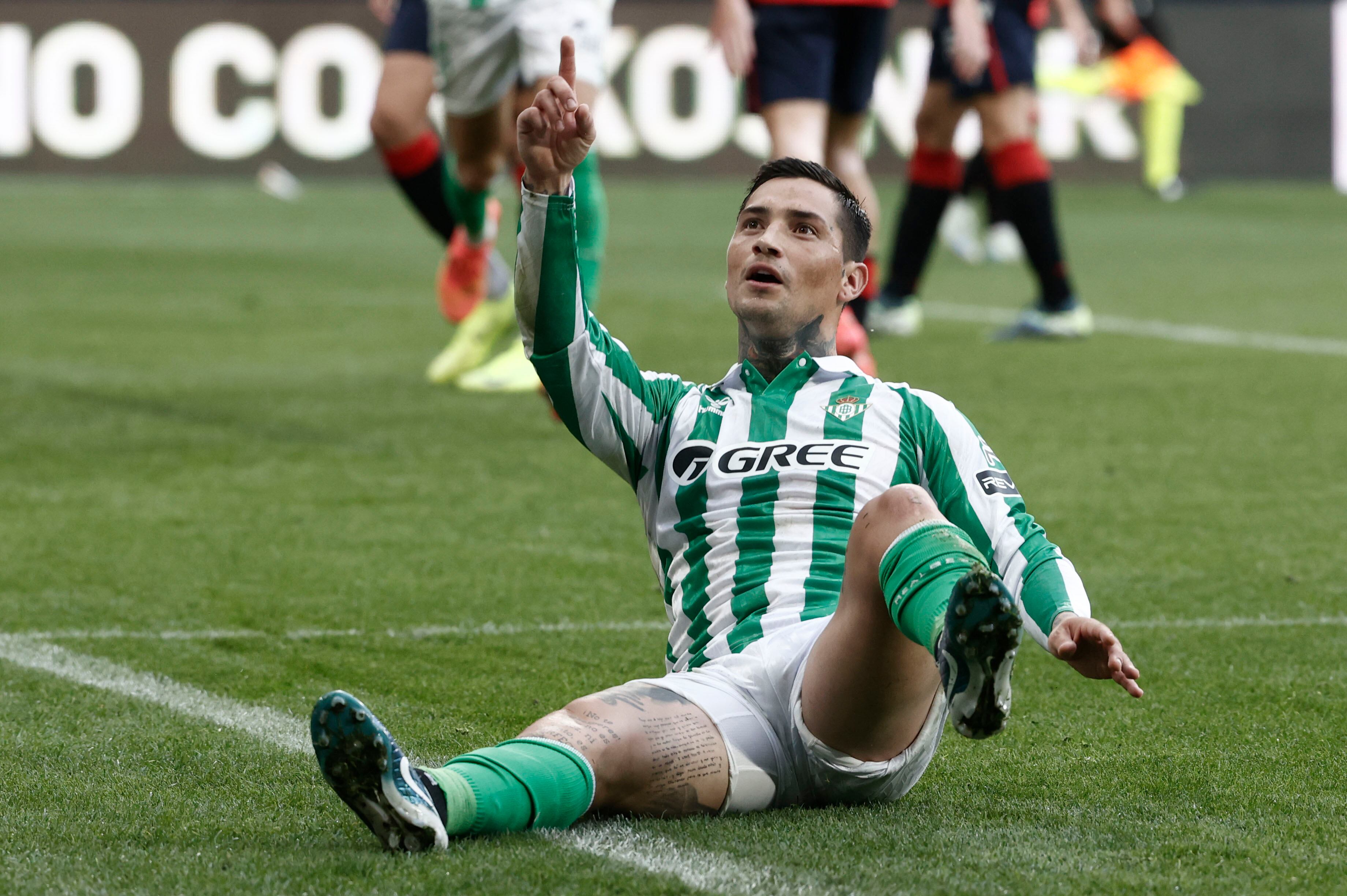 Chimy Ávila celebra un gol en el Osasuna - Real Betis de Liga