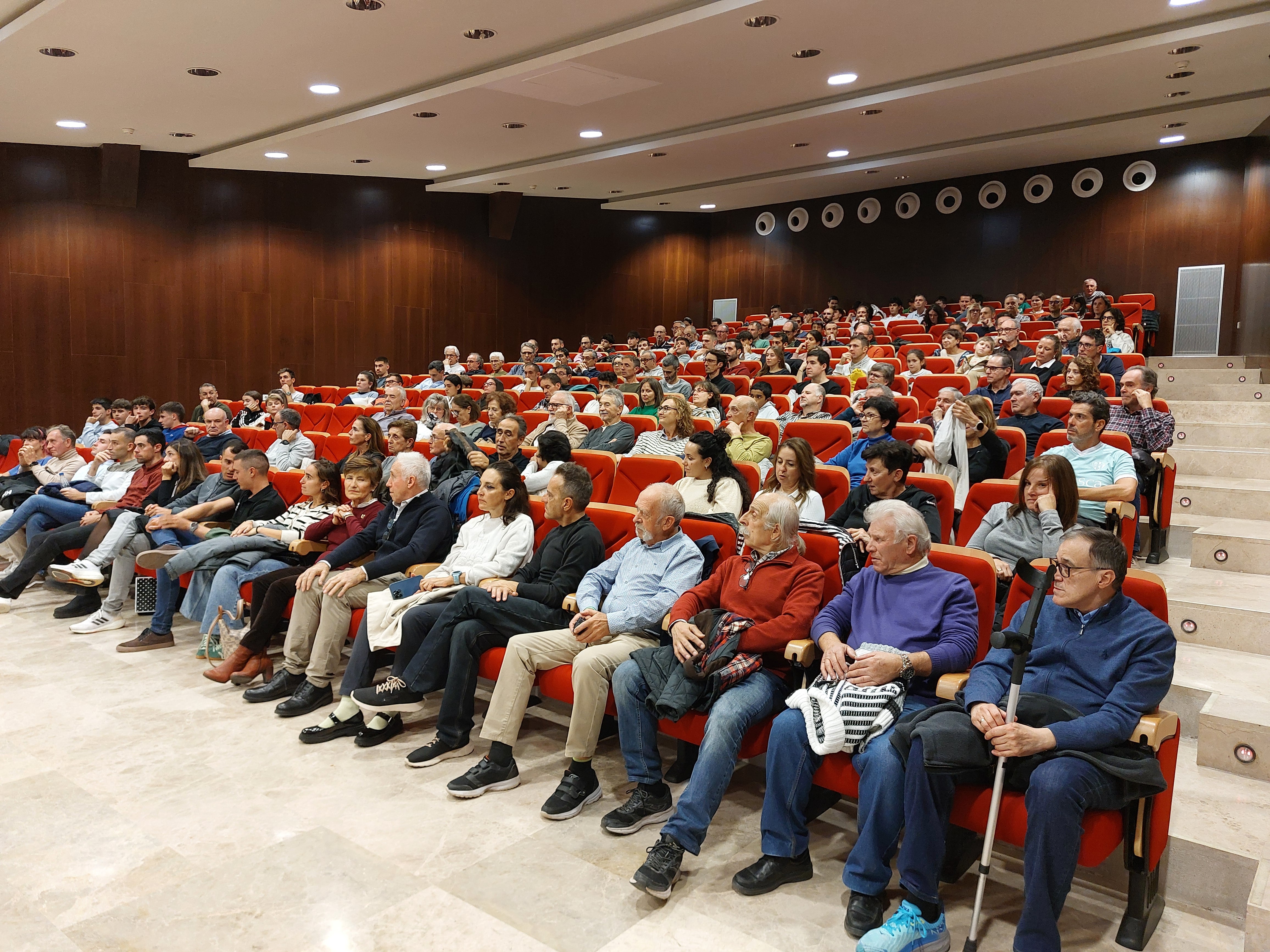 Numeroso público acudió a la charla de ciclismo del Barrio de San Martín