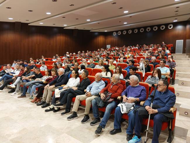 Numeroso público acudió a la charla de ciclismo del Barrio de San Martín