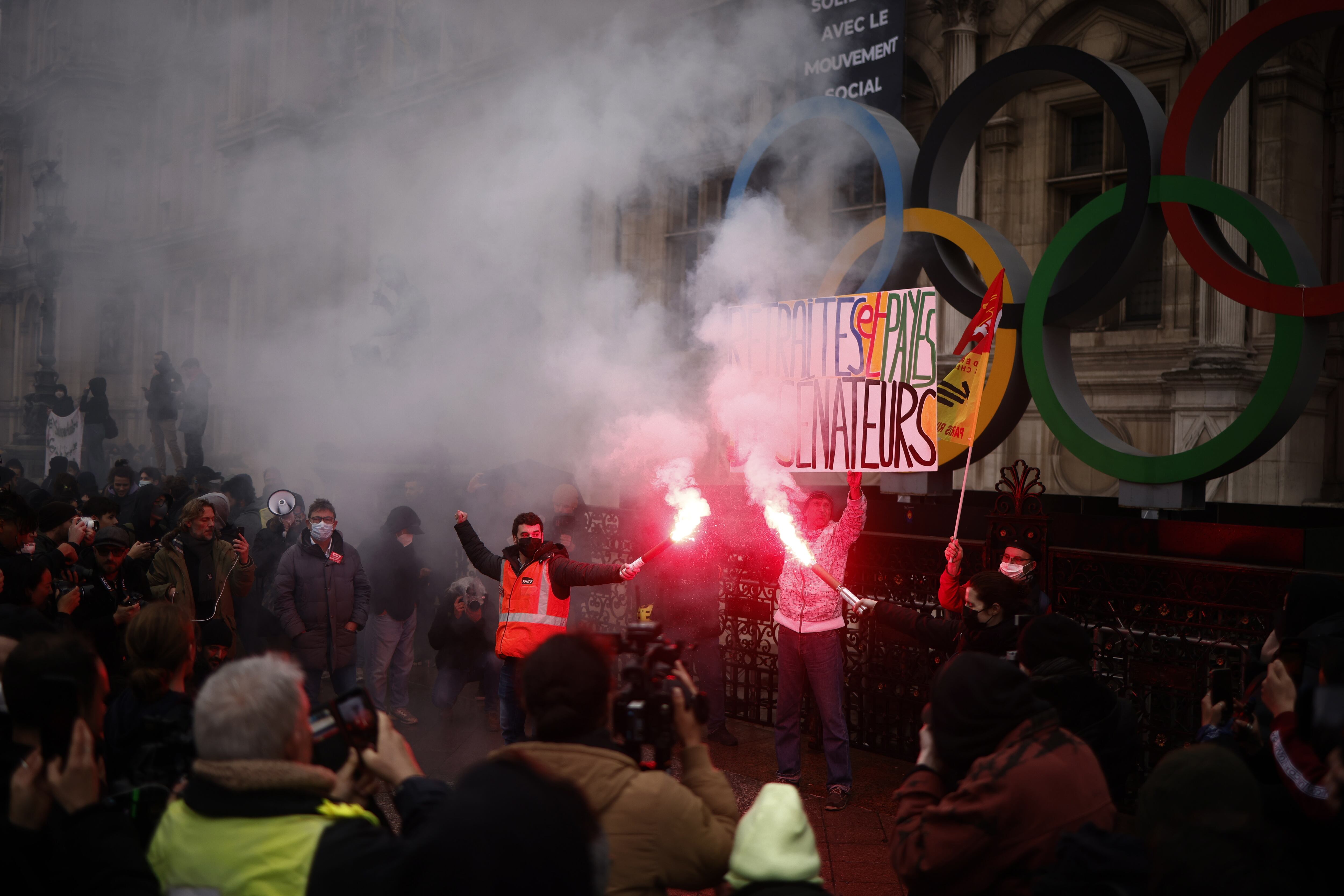 Protestas frente a la sede del Consejo Constitucional en París tras su visto bueno a la reforma de las pensiones