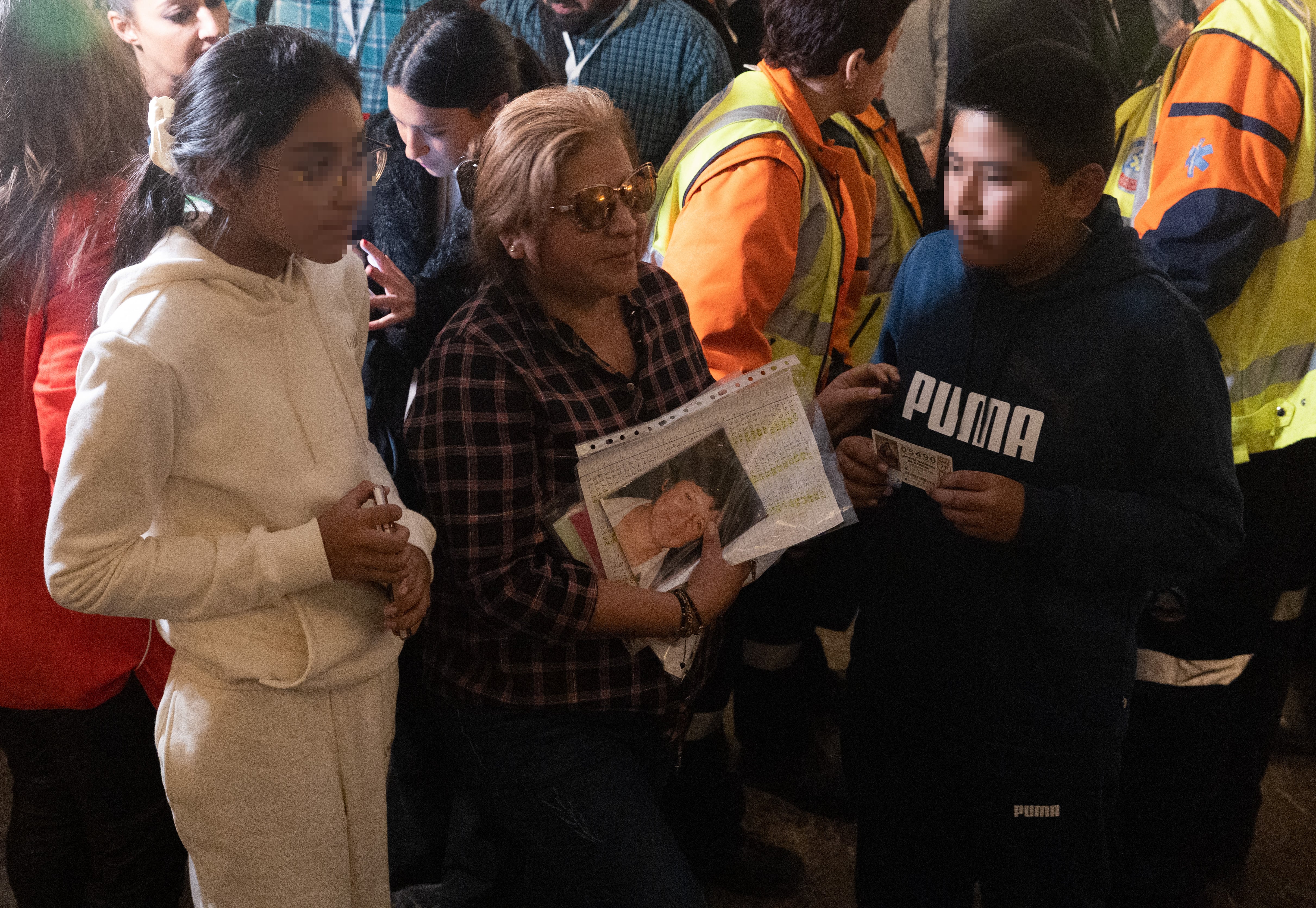 Perla, junto a sus hijos, tras conocer que les había tocado el Gordo en el Teatro Real