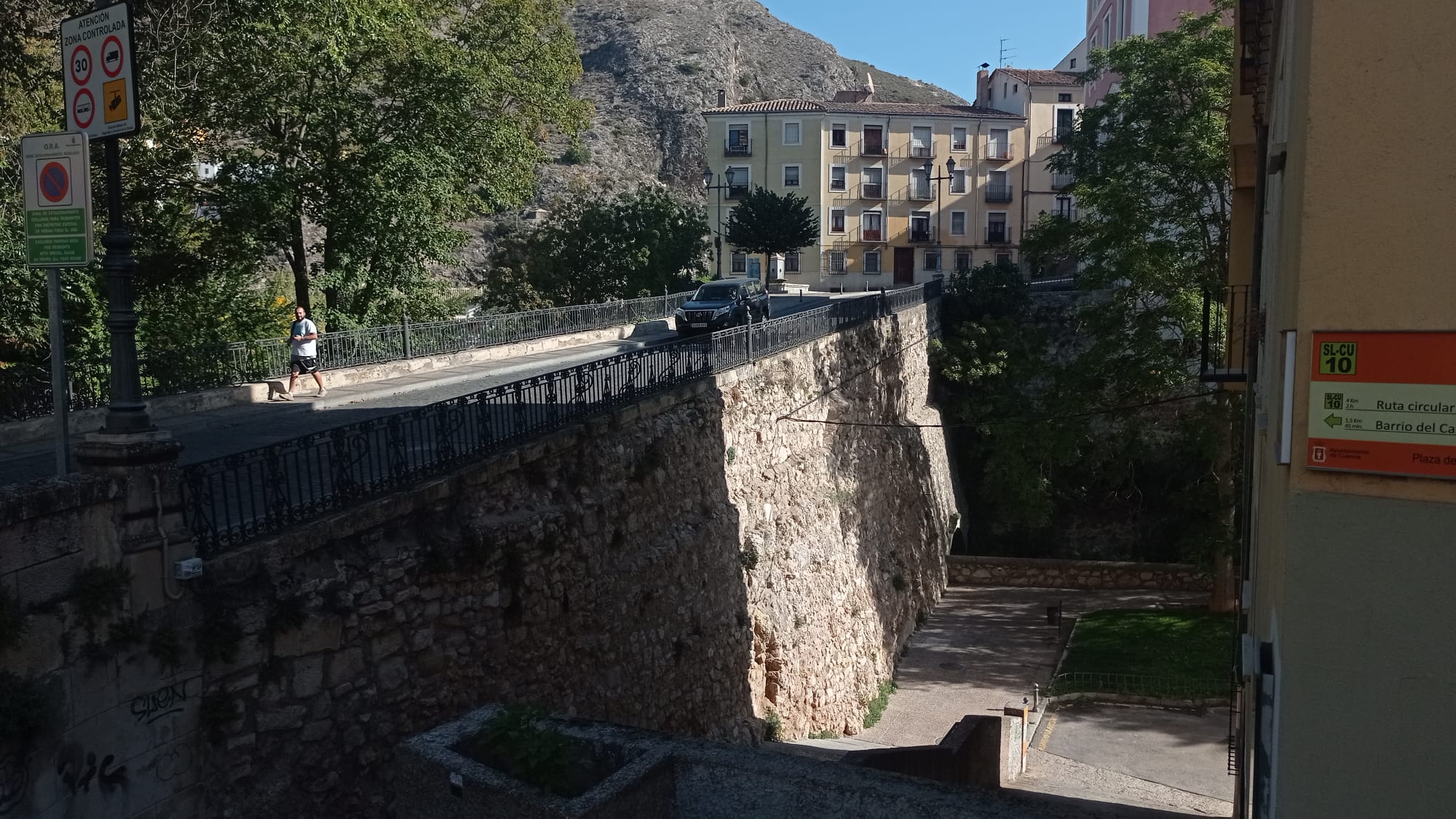 El proyecto contempla un paso peatonal a través de la base del puente