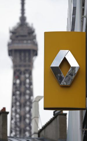 The logo of French car manufacturer Renault is seen in front of an advertisement at a dealership in Paris, November 13, 2015.    REUTERS/Christian Hartmann