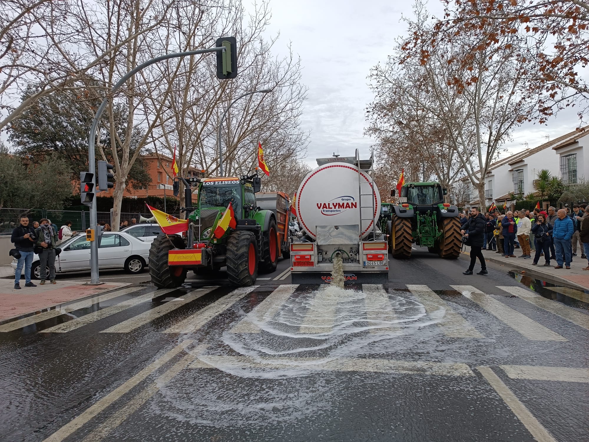 Los manifestantes vierten miles de litros de vino, agua y purines frente a la CHG