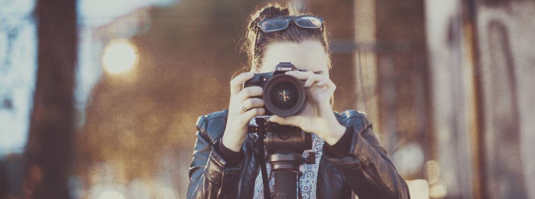 Mujer realizando una fotografía