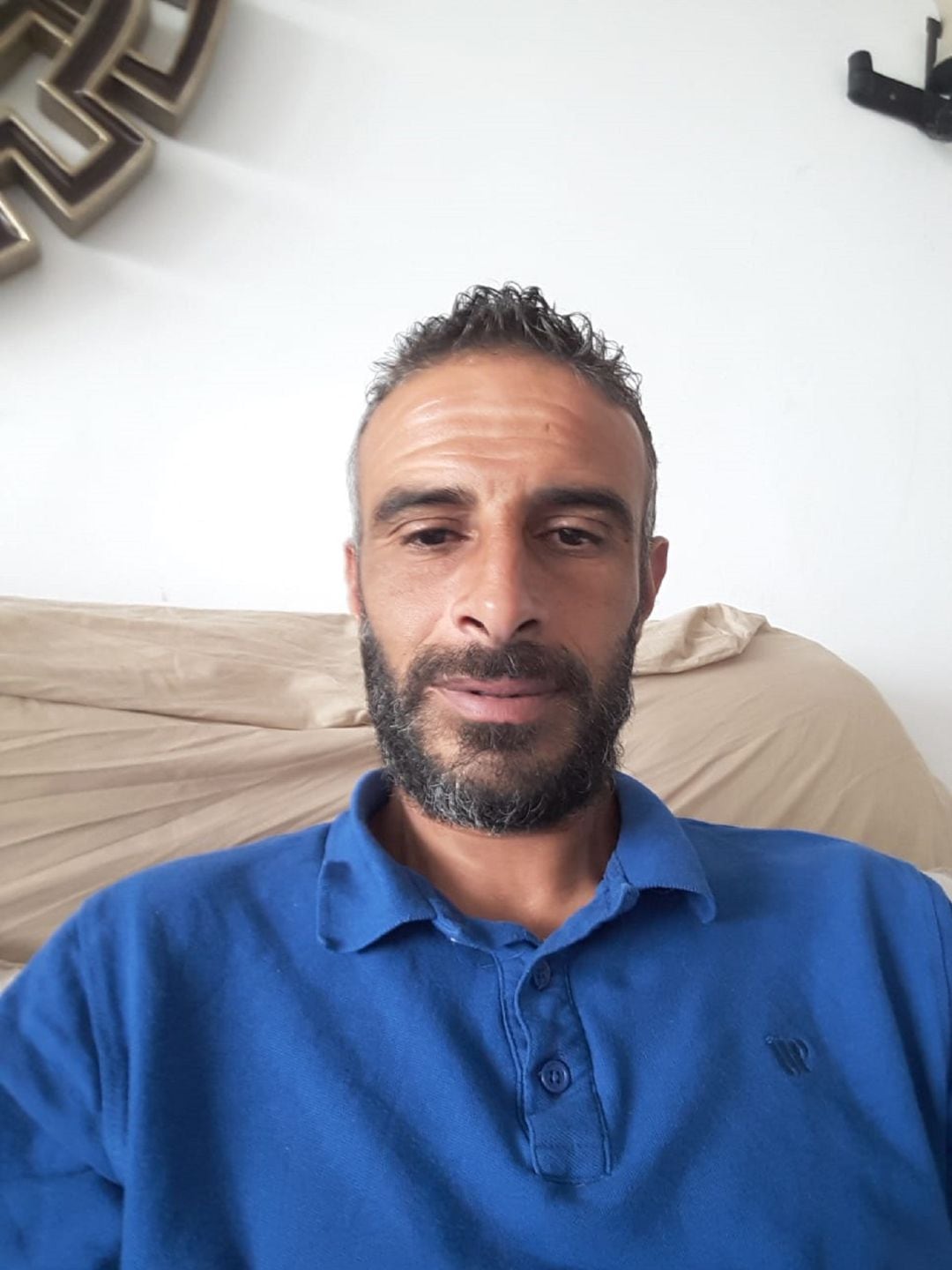 Mounir Jalal desea quedarse y trabajar en España para poder ayudar a su familia.