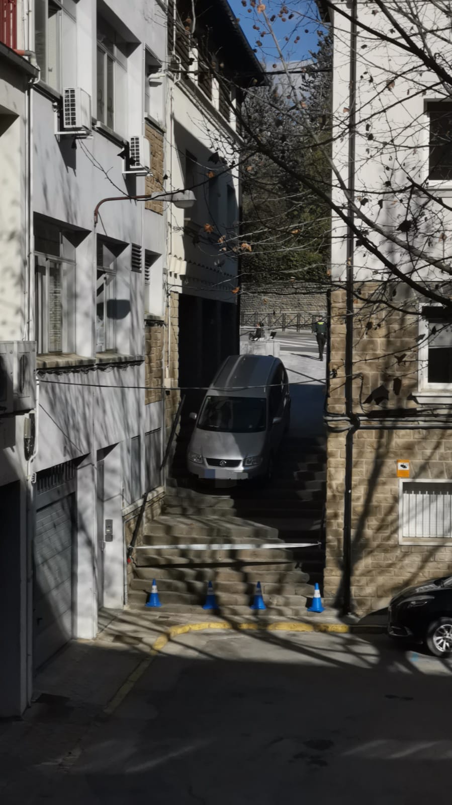 El vehículo quedaba atrapado este lunes por la tarde