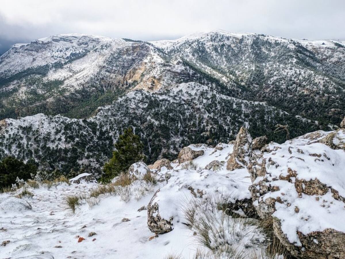 La nieve cubre de blanco la sierra en Albacete