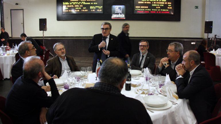 L'alcalde de Lleida, Àngel Ros, adreçant-se als representants dels mitjans de comunicació de Lleida durant el tradicional dinar de Nadal. Imatge del 14 de desembre de 2016.