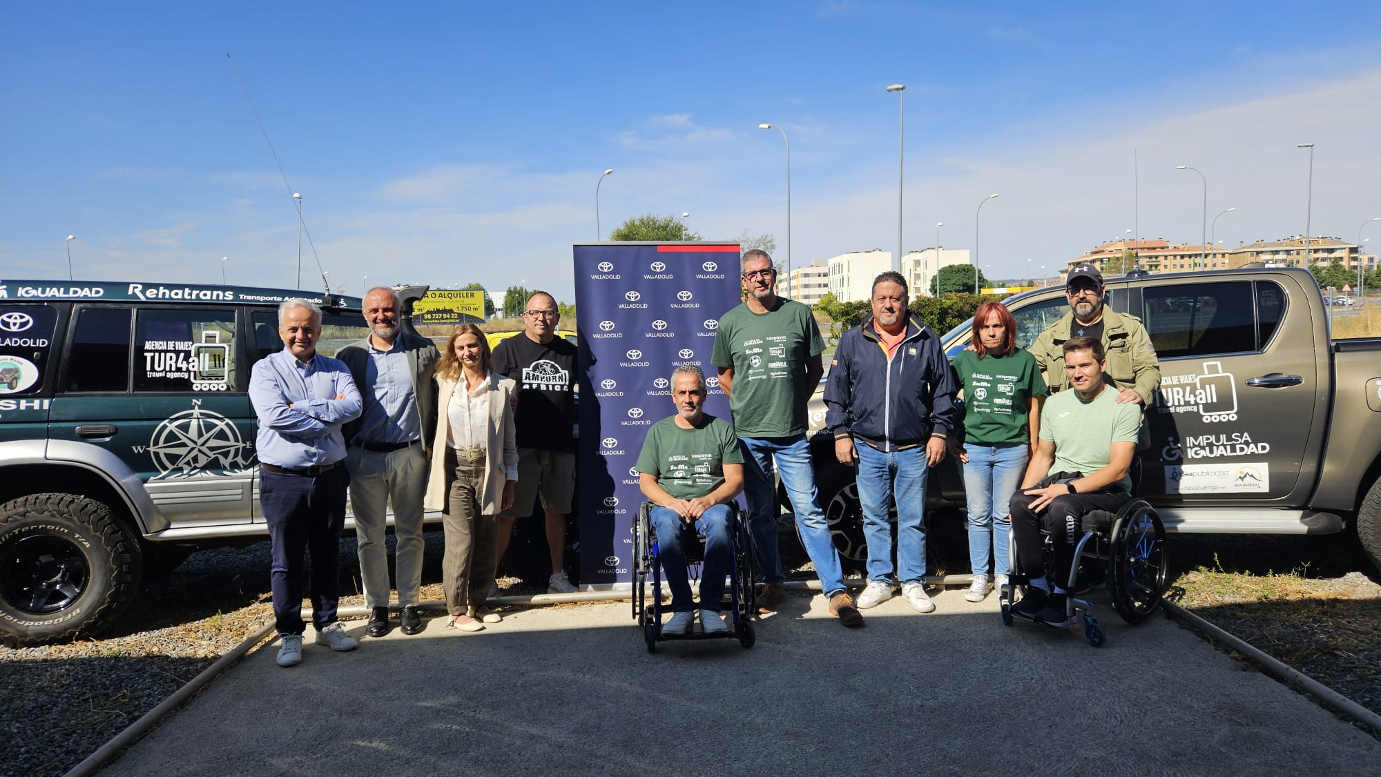 Ángel de Propios (centro) con otros participantes en la ruta