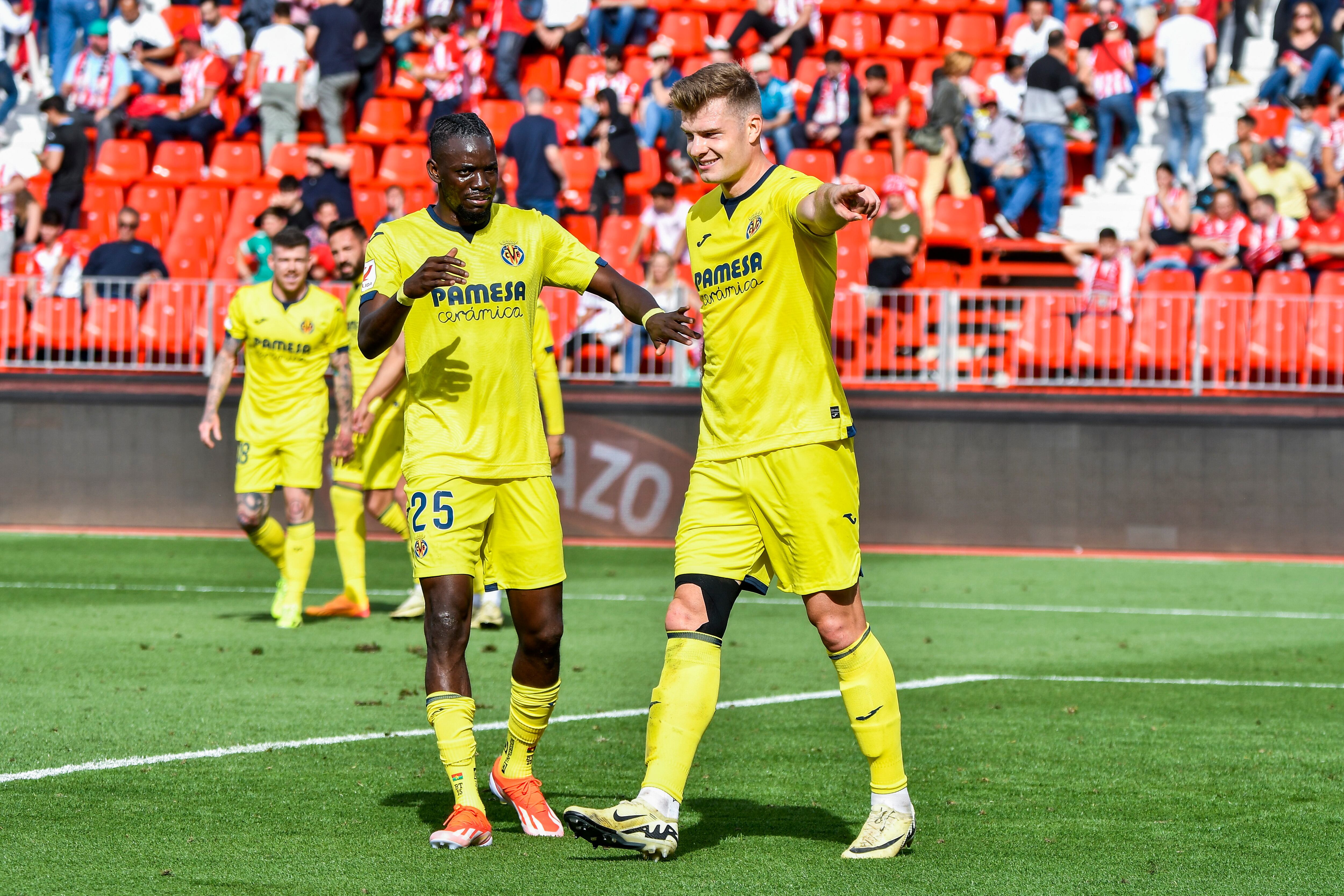 ALMERÍA, 21/04/2024.- El delantero noruego del Villarreal Alexander Sørloth (d) celebra tras marcar el 1-2 durante el encuentro de la jornada 32 de LaLiga entre UD Almería y Villarreal CF, este domingo en el Power Horse Stadium de Almería. EFE/ Carlos Barba
