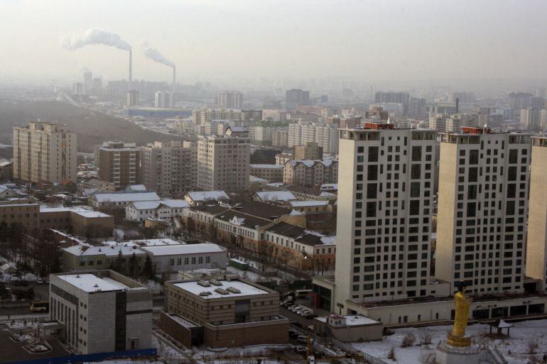 Es irónico que Ulán Bator, la capital de Mongolia, un país de intensos cielos azules sobre inmensas praderas y con la densidad de población más baja del mundo, sea una de las ciudades más contaminadas del planeta