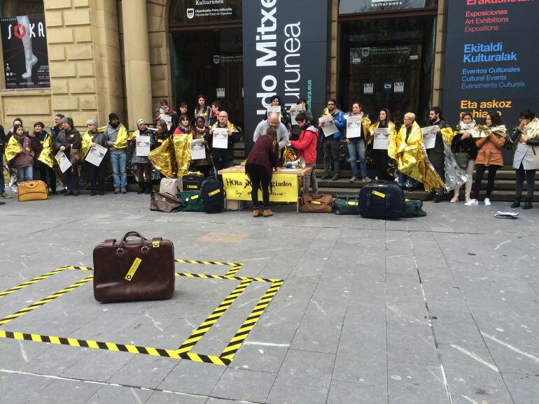 Diversos colectivos recogen firman en defensa del derecho al asilo. 