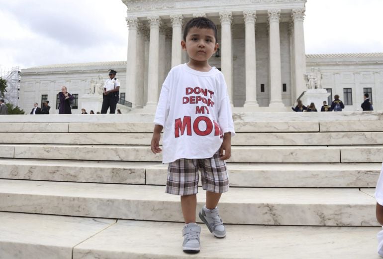 Un niño a favor de los inmigrantes lleva una camiseta con el lema &#039;Don&#039;t deport my mom&#039; (No devolváis a mi madre) ante la decisión del Tribunal Supremos de Estados Unidos sobre las medidas migratorias del presidente estadounidense, Barack Obama