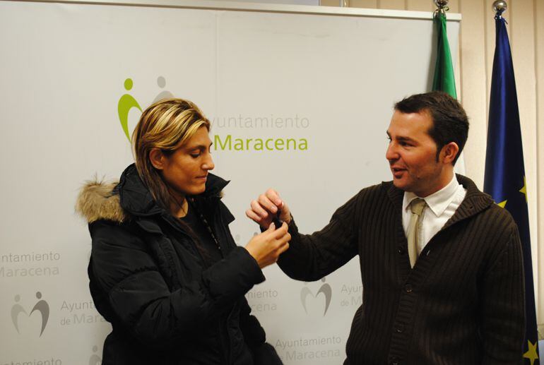 El alcalde de Maracena, Noel López, entrega las llaves del nuevo local de Stop Desahucios.