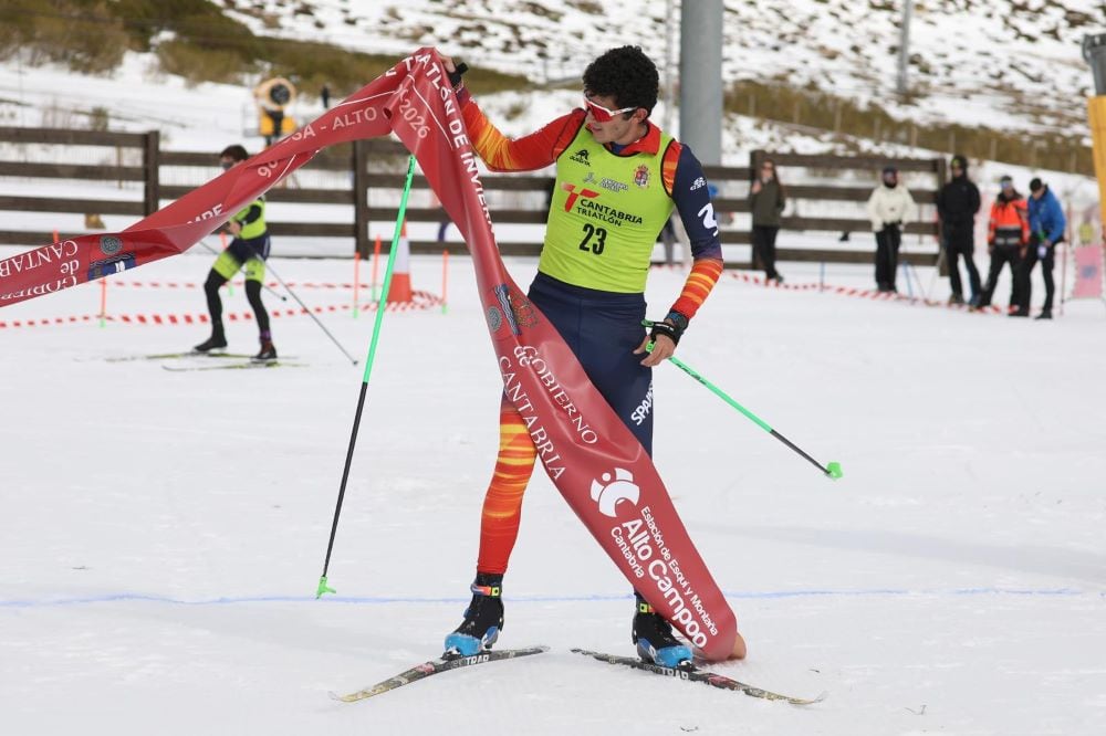 Rodrigo Azabal entrando en meta en Reinosa