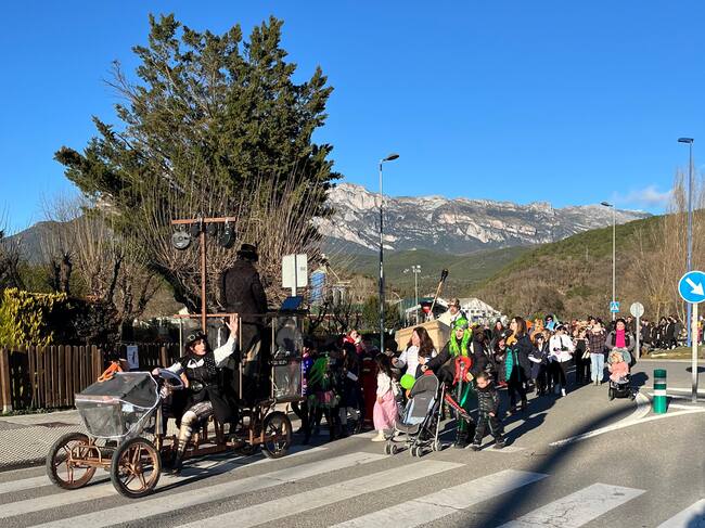 Pasacalles en el Carnaval de Aínsa