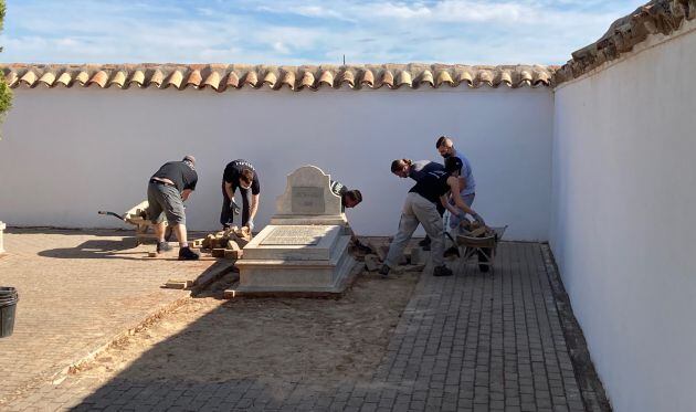 Los trabajos de exhumación se prolongarán durante 15-20 días en el cementerio de Manzanares