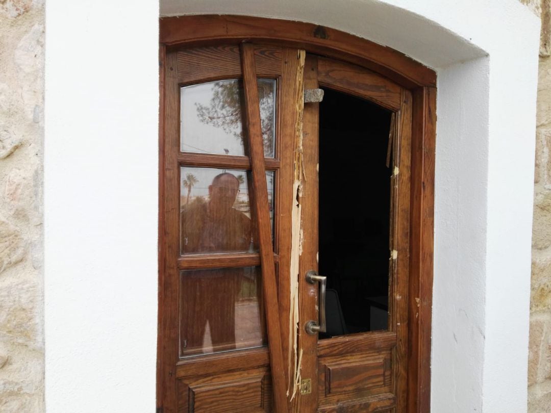 Estado en el que se encuentra uno de los accesos a la asociación