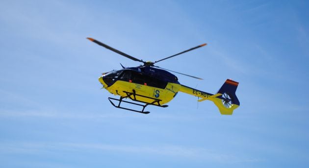 Imagen de un helicóptero del Sescam en pleno vuelo