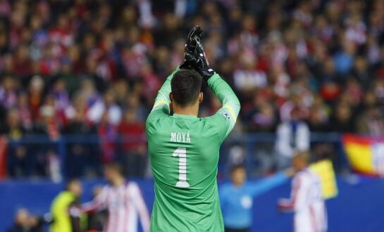 GRA494. MADRID, 17/03/2015.- El portero del Atlético de Madrid Miguel Ángel Moyá es sustituido por lesión durante partido de vuelta de octavos de final de la Liga de Campeones, disputado ante el Bayern Leverkusen esta noche en el estadio Vicente Calderón.