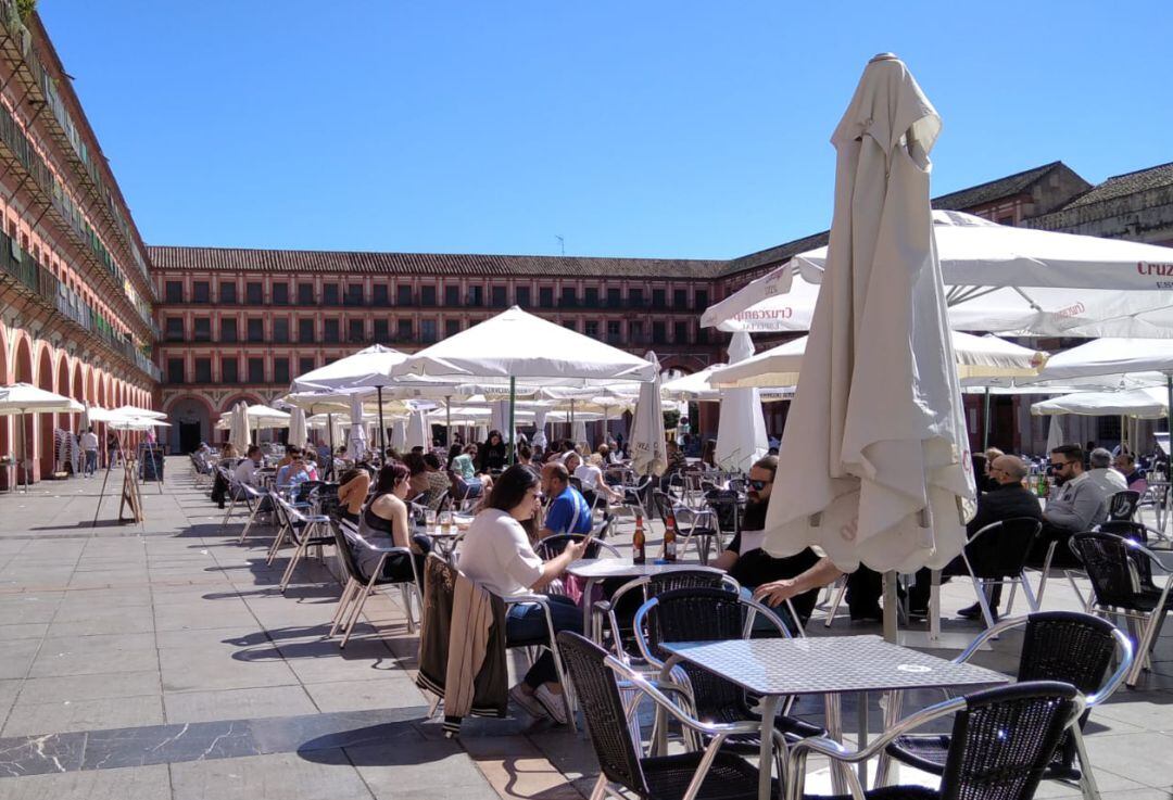 Veladores en la Plaza de la Corredera, en Córdoba.