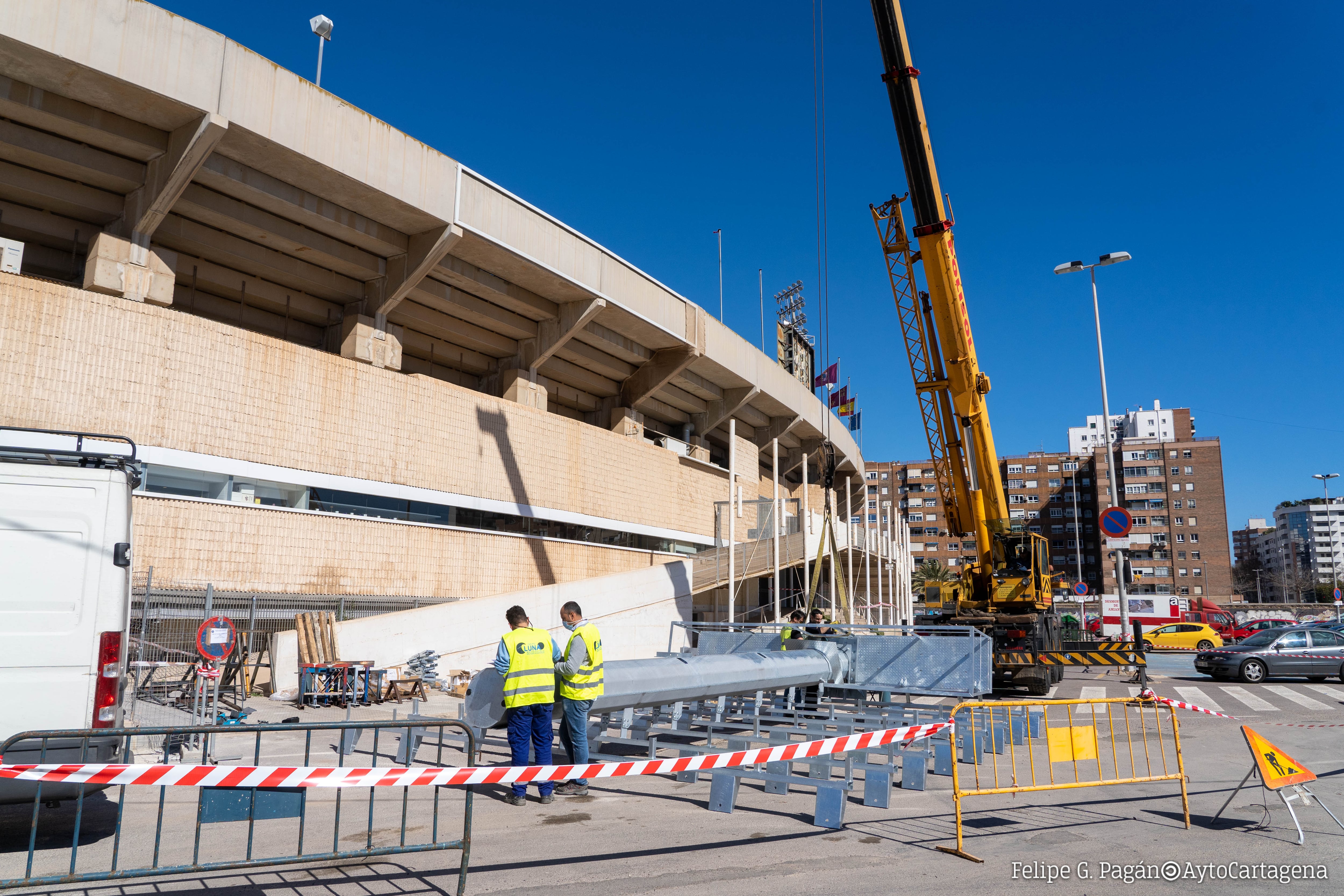 Empieza el montaje de las nuevas torres de iluminación del Cartagonova