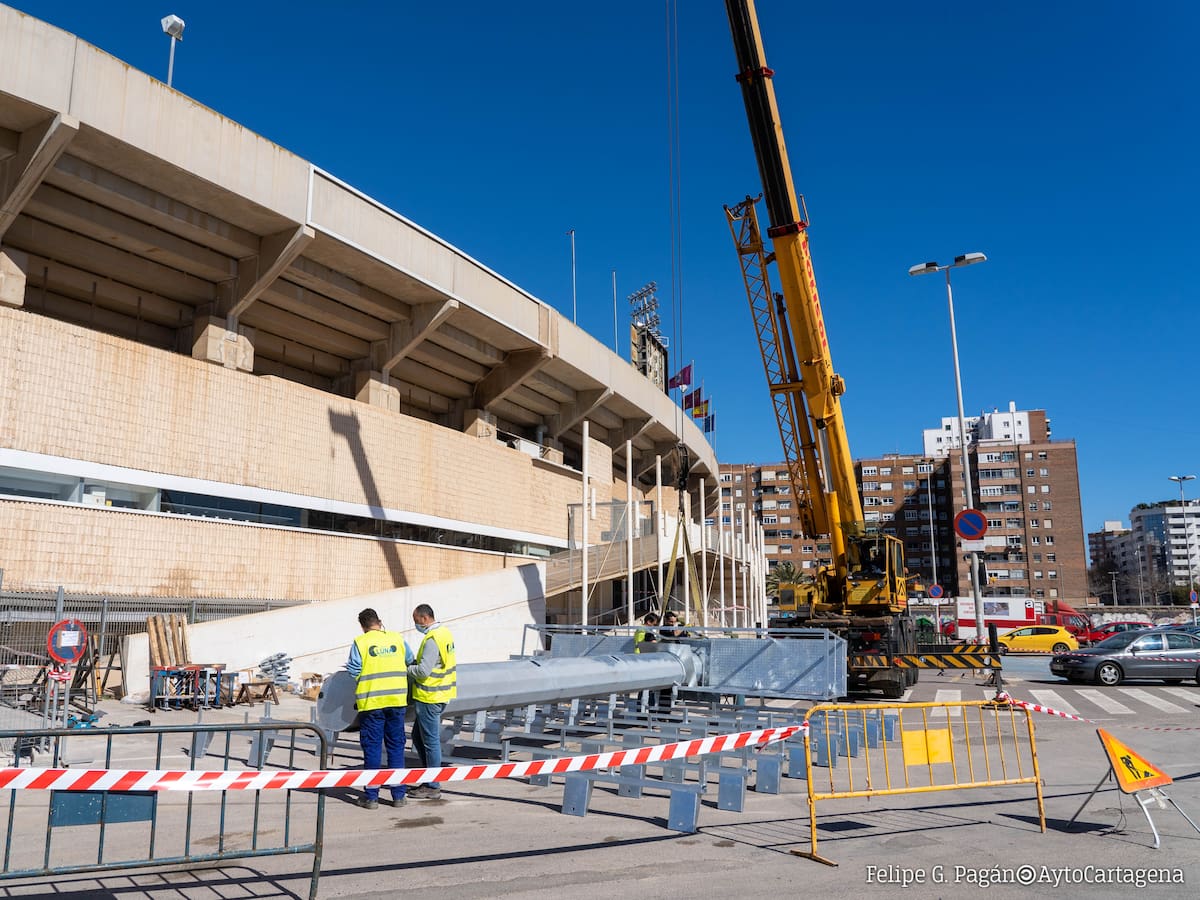Empiezan a instalar la primera de las dos nuevas torres de iluminación del Cartagonova