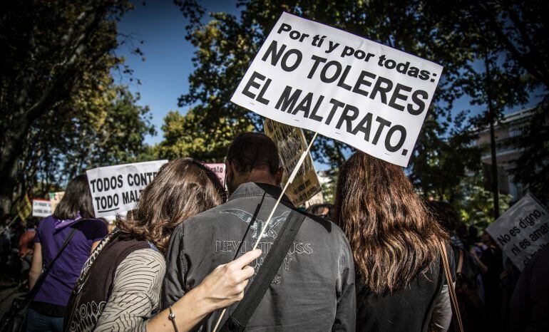 Una mujer porta un cartel contra la violencia machista en una protesta en Madrid