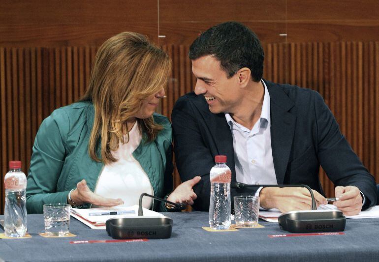 El secretario general del PSOE, Pedro Sánchez, conversa con la presidenta de la Junta de Andalucía, Susana Díaz, durante la reunión hoy del Consejo Político Federal del partido que se ha celebrado en Zaragoza