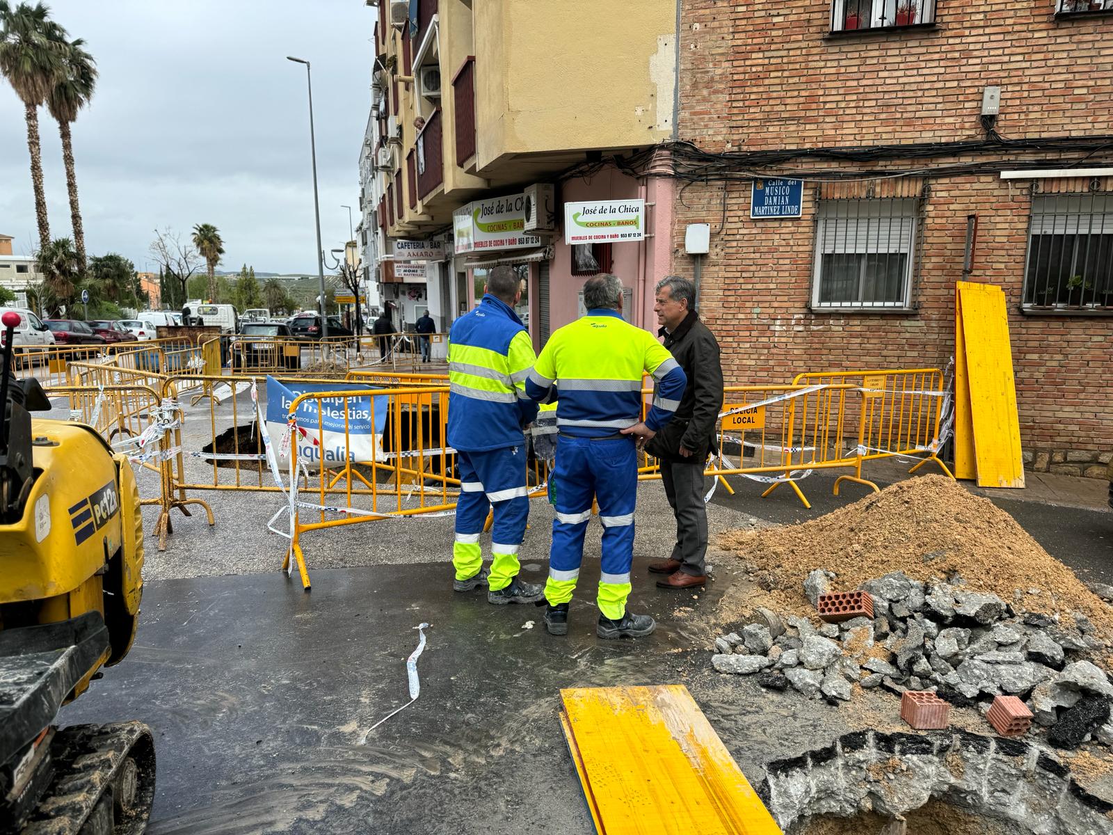 El concejal de Mantenimiento, Antonio Losa, visita el socavón que se ha abierto en la Avenida de Arjona de Jaén capital.