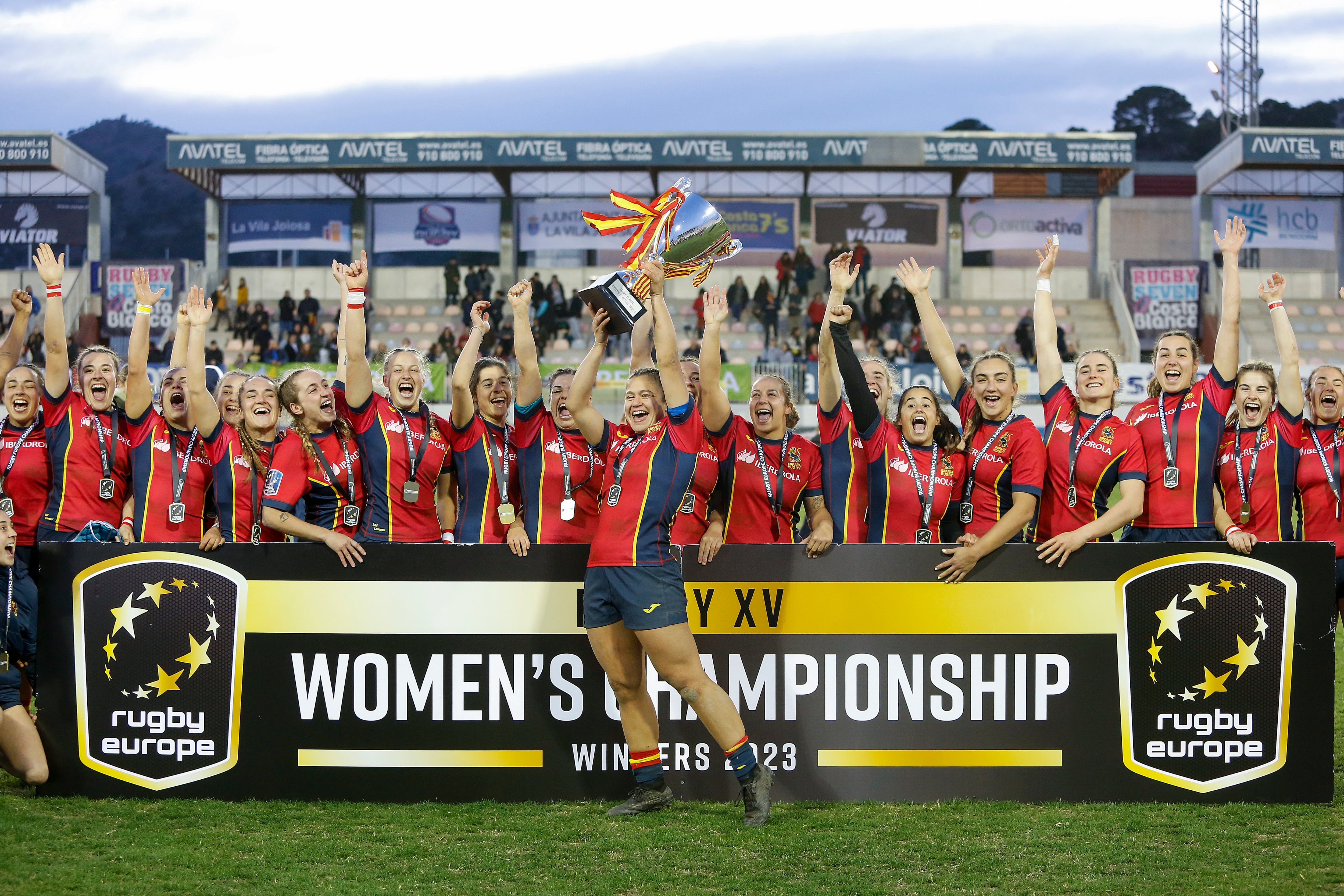 Las jugadoras de la selección española femenina de rugby XV celebran la conquista de su décimo Campeonato de Europa, séptimo de forma consecutiva, tras ganar este sábado a Suecia en el estadio de El Pantano de Villajoyosa (Alicante) por 90-5. EFE/ Manuel Lorenzo