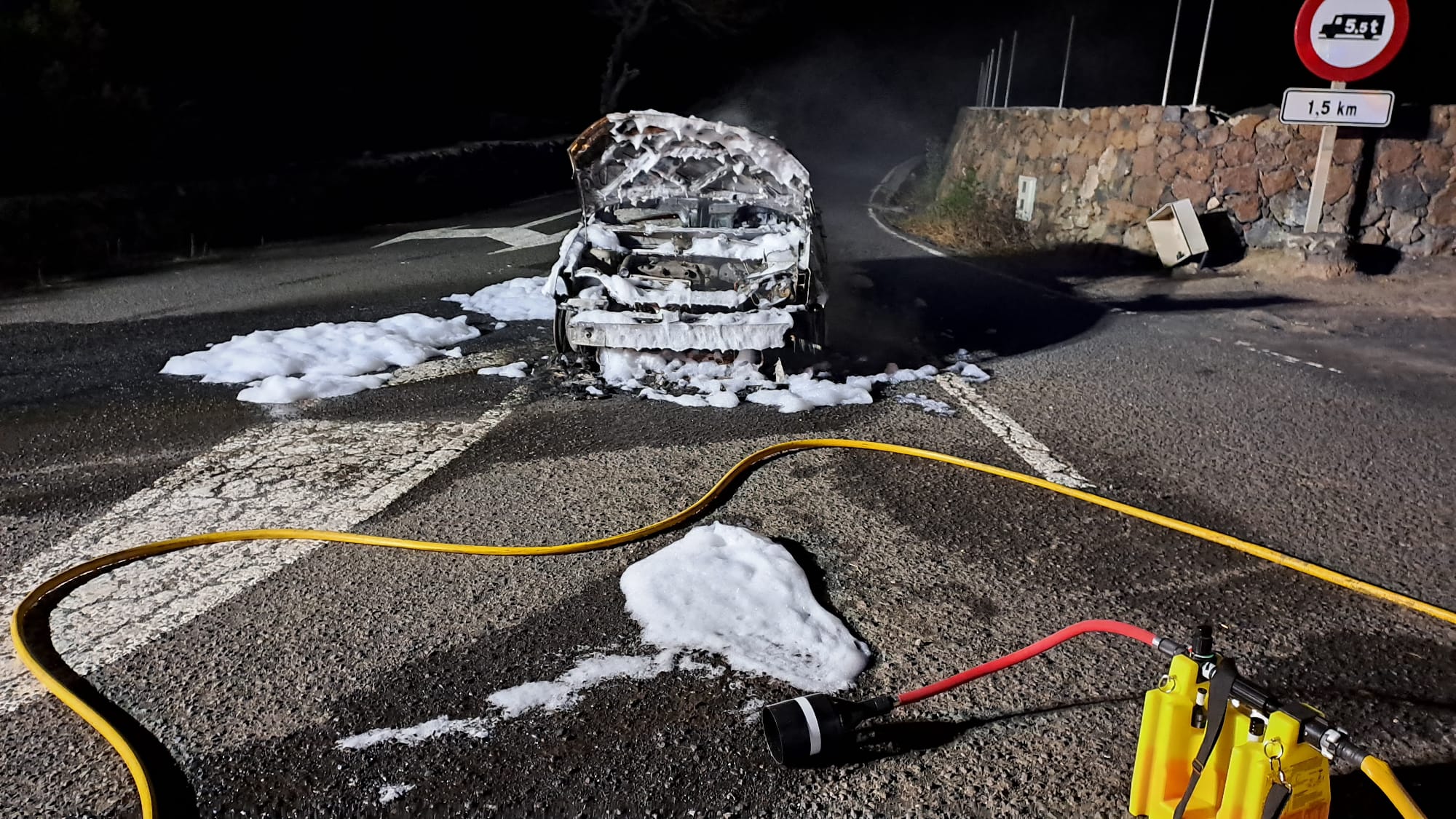 Vehículo incendiado en Lanzarote.