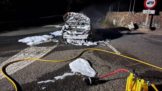 Vehículo incendiado en Lanzarote.
