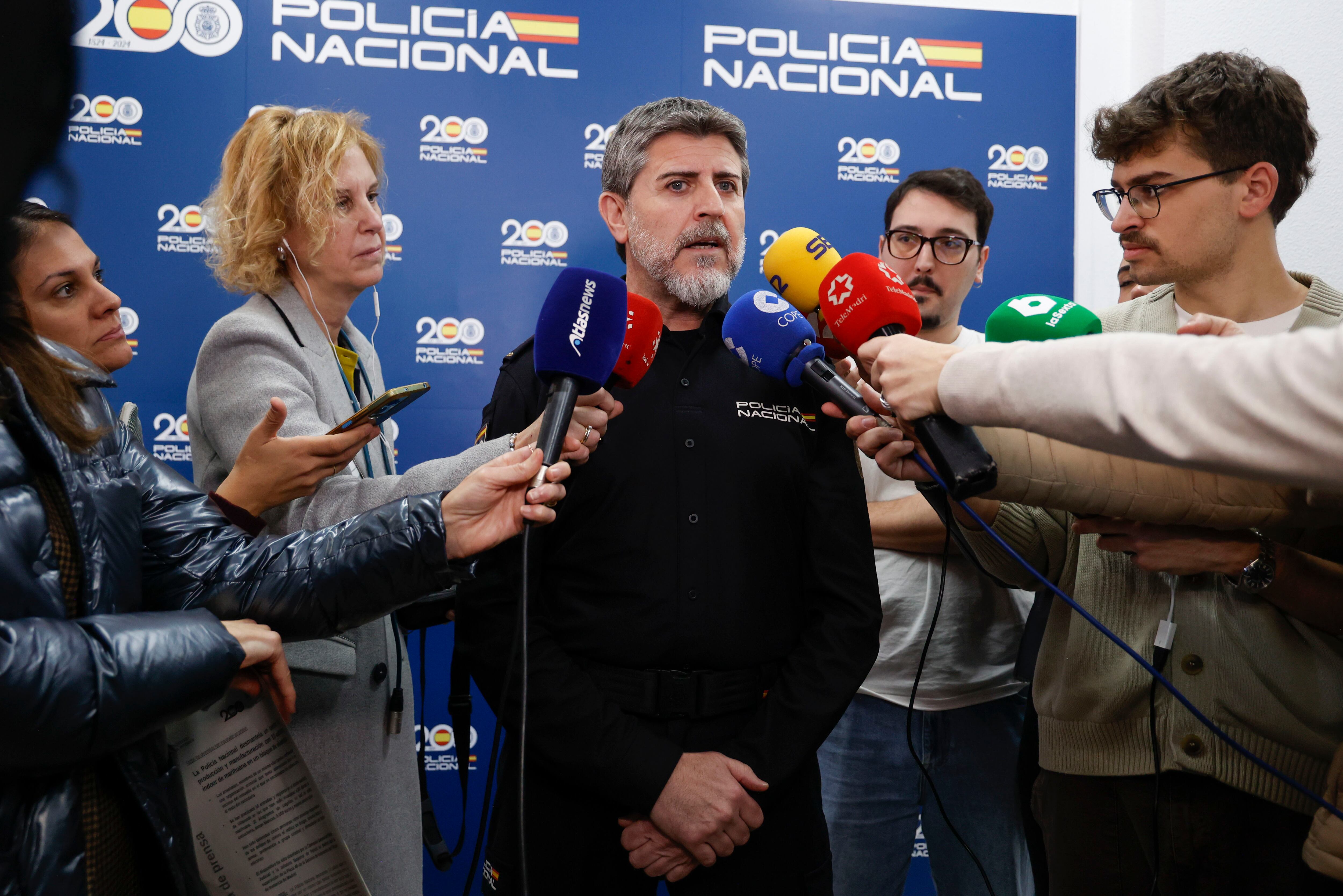 MADRID (ESPAÑA), 19/02/2026.- El jefe de la Sección Primera Canabicos de la Brigada Central de Estupefacientes, Francisco Podio (c) atiende a los medios para explicar los detalles de la operación que ha permitido desmantelar un centro de producción y manufacturación de marihuana en un bloque de viviendas de Villaverde. EFE/ Maria Aguilella