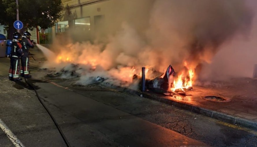 Contenedores incendiados en Arrecife, Lanzarote.