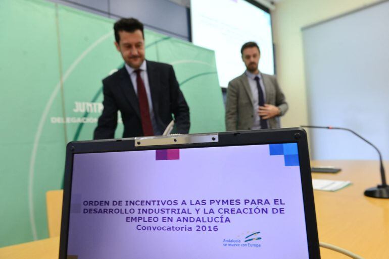 El responsable de la agencia IDEA en Granada, Alejando Zubeldia, y el delegado de Economía y Empleo de la Junta en Granada, Juan José Martín, presentan nuevos incentivos para pymes y autónomos
