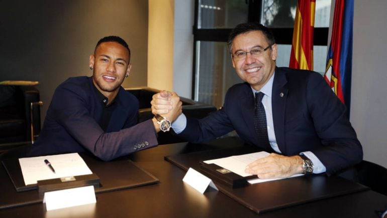 Neymar, junto a Bartomeu, firmando su última renovación.