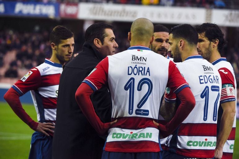 El entrenador del Granada José Ramón Sandoval (i) conversa con sus jugadores durante el encuentro de la decimoctava jornada de Liga contra el Sevilla