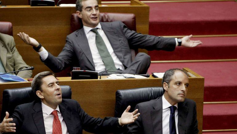 El presidente de la Generalitat, Francisco Camps (abajo dcha); el vicepresidente del Consell, Vicente Rambla (abajo izda), y el portavoz del grupo popular, Ricardo Costa (arriba dcha), en el pleno de Les Corts Valencianes del 16 de octubre de 2008