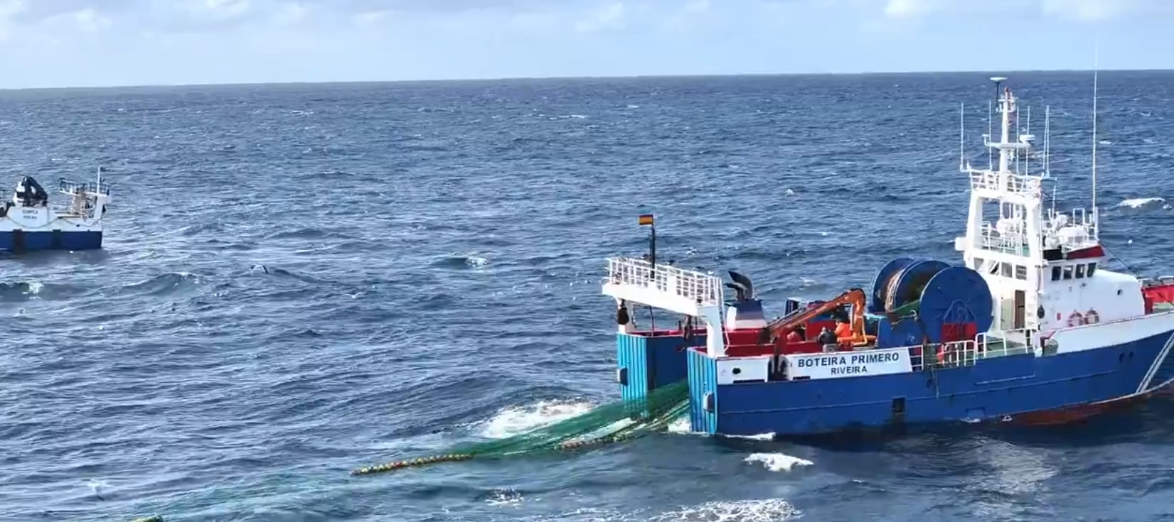 Imagen del vídeo denuncia de la ONG Sea Shepherd contra un barco de Galicia por pescar delfines en las Illas Cïes