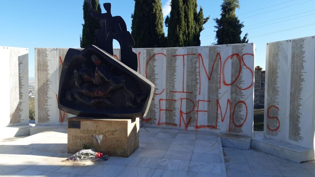 Pintadas vandálicas en el monumento a la Memoria Histórica de Jaén.