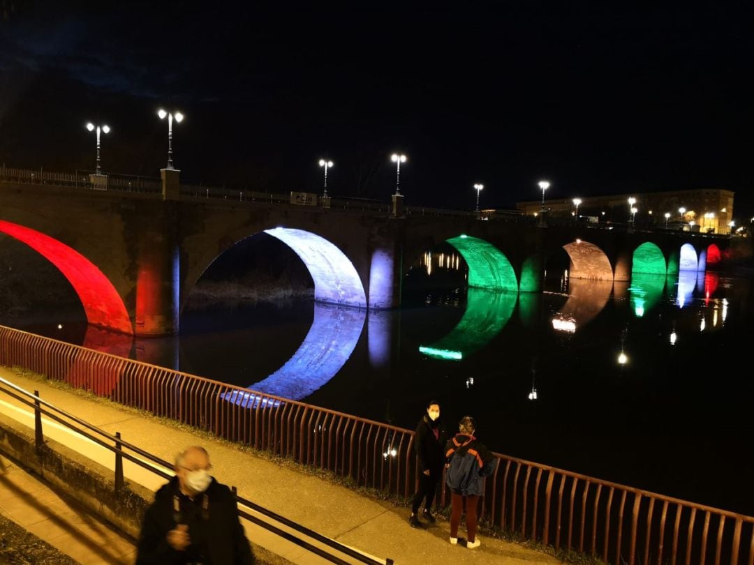 Pruebas de iluminación del Puente de Piedra de Logroño