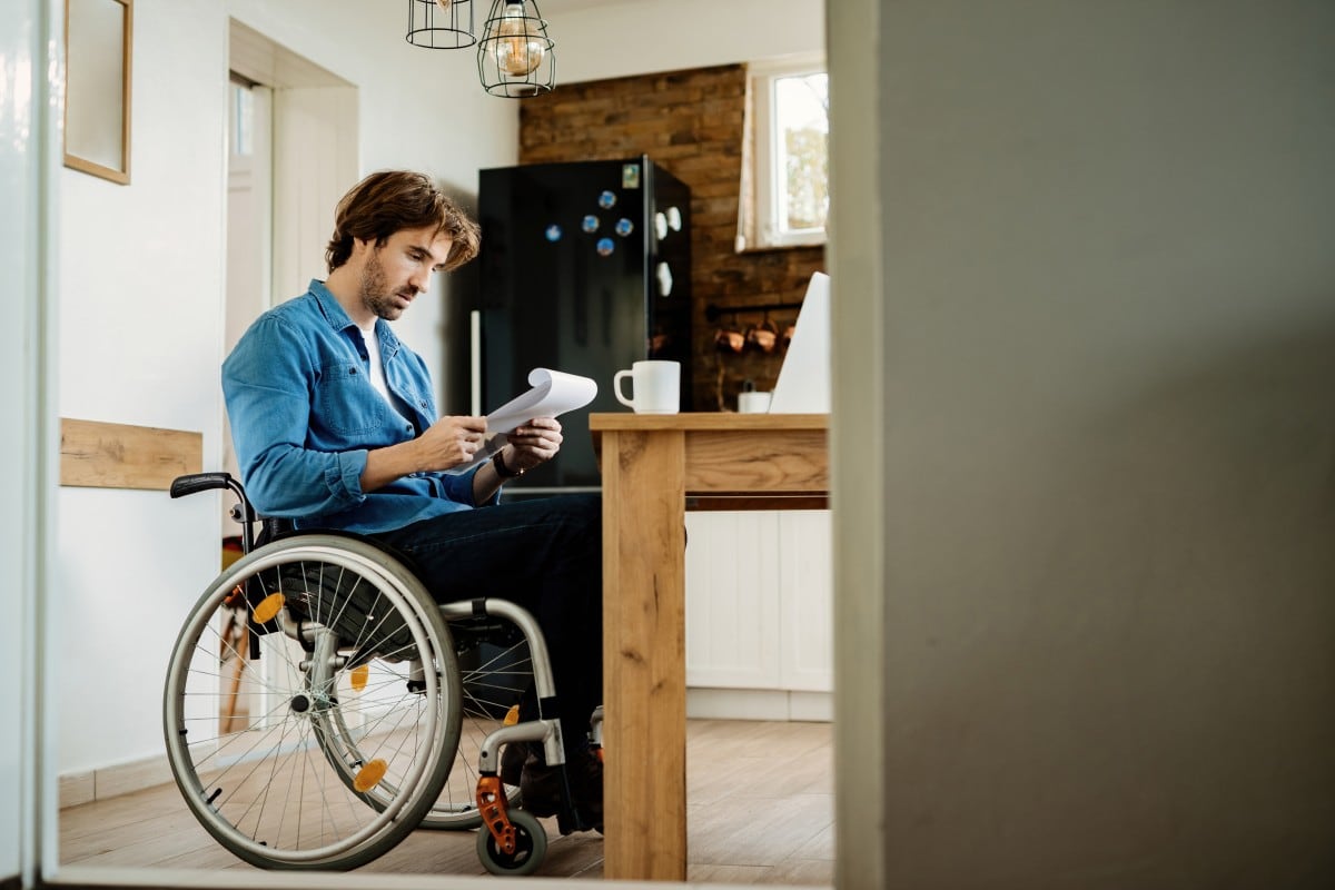 Persona con discapacidad en una vivienda