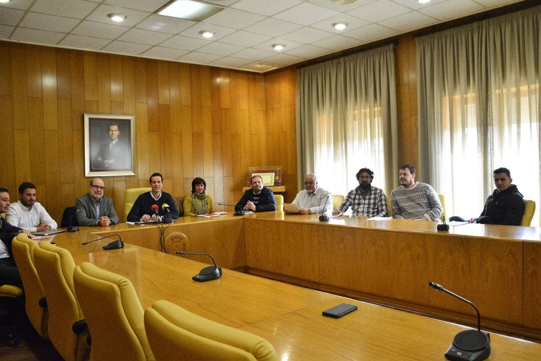 Imagen de archivo de la comisión reunida con los portavoces municipales 