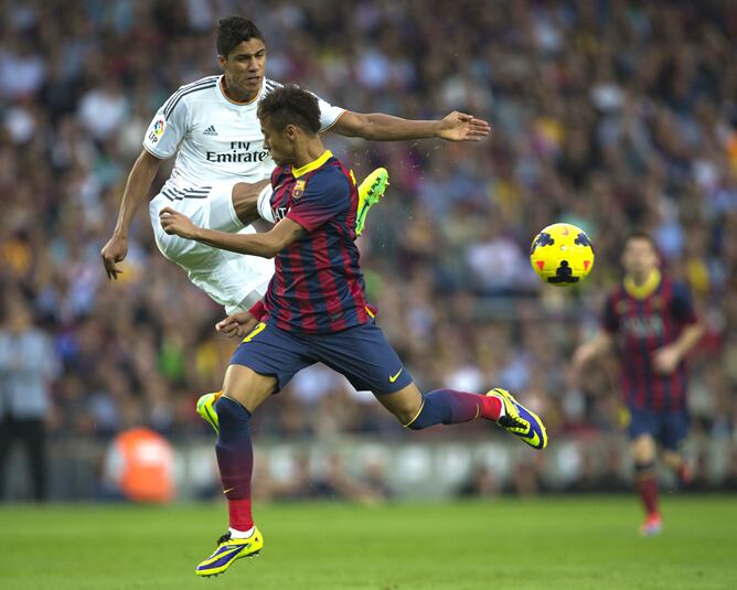 El francés despeja un balón frente a Neymar