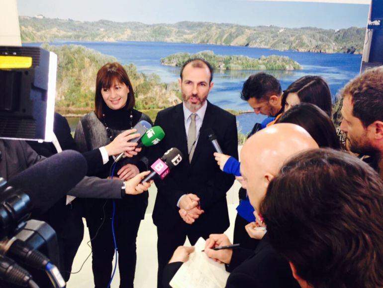 La presidenta Francina Armengol y el vicepresidente Biel Barceló atendiendo a los medios en la ITB de Berlín