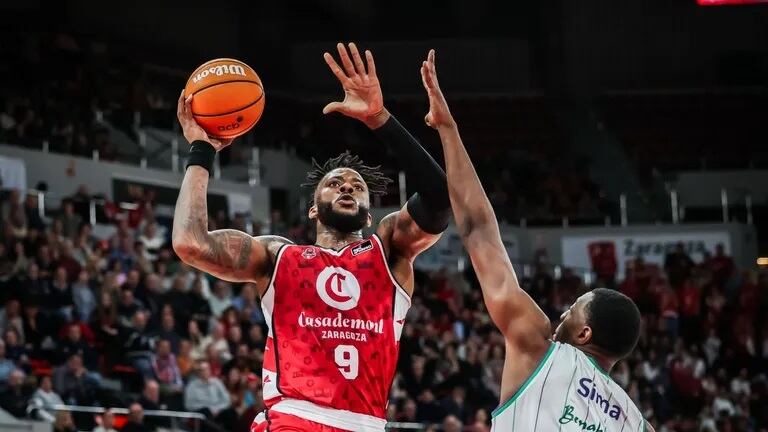 Nate Watson encara el aro rival