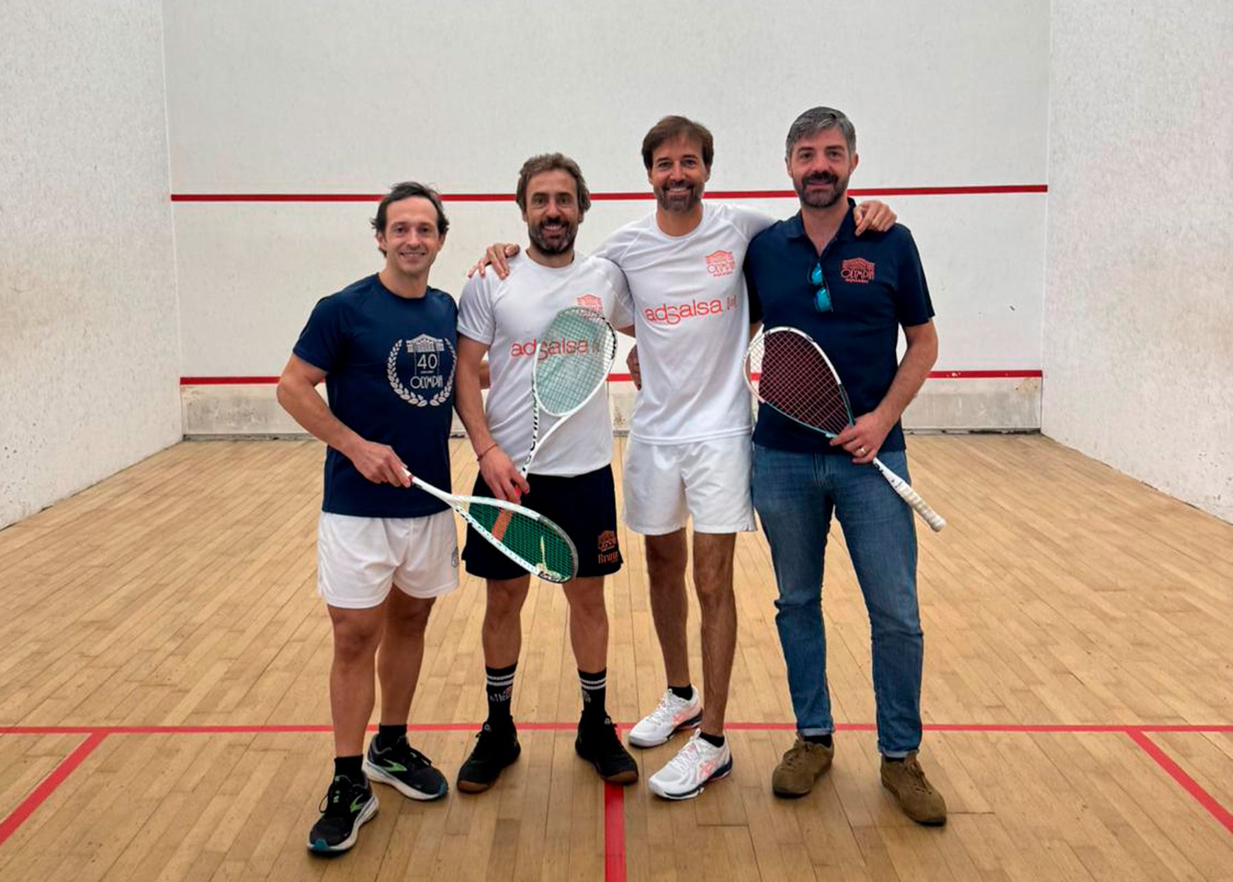Julio Latorre, Jacobo Montava, Pablo de Grado y Manolo Candelija, en una de las pistas de squash del Olympia